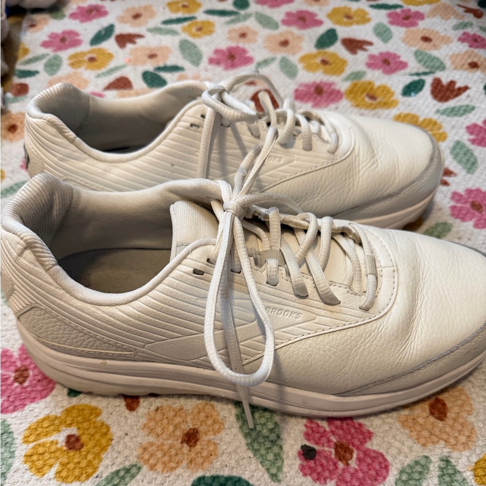 Brooks White Leather Walking Shoes Women’s Size 11